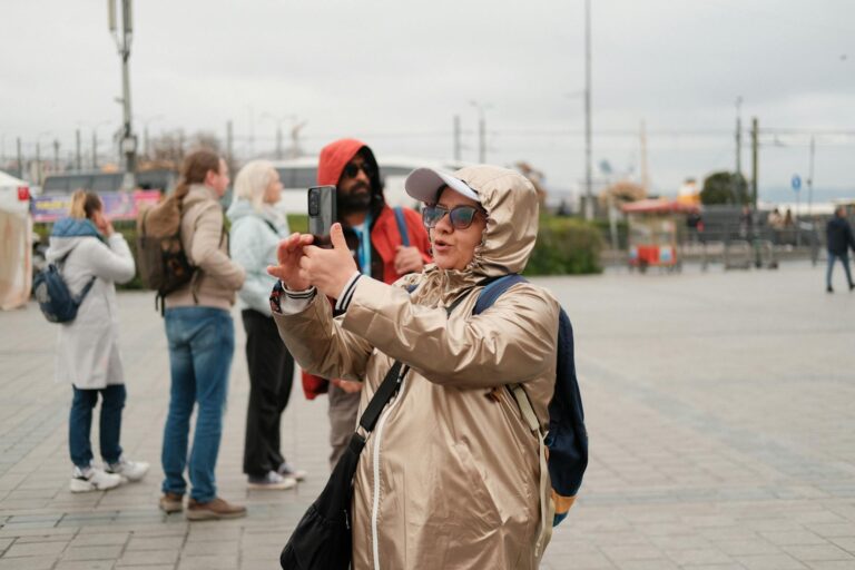 Jaki telefon do 2000 zł na turystyczne wypady? Aparat, kamera i wygoda zwiedzania miasta